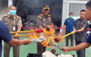 Kejari Demak Musnahkan Barang Bukti Perkara yang Telah Inkracht, Ada Senpi, Sajam, Narkoba hingga Uang Palsu