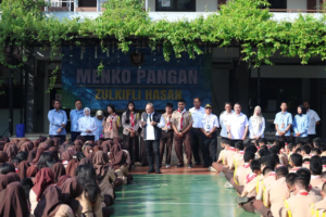 Wakil Wali Kota Bekasi Dampingi Menko Pangan Sosialisasikan Program MBG dan Tinjau Pasar Murah