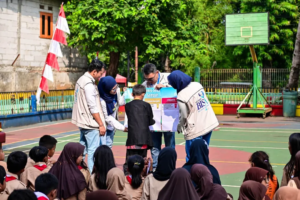 IDSurvey Dorong Generasi Muda Jadi Motor Transformasi Hijau Indonesia ,Tanamkan Kesadaran Lingkungan kepada 330 Siswa di Bidara Cina