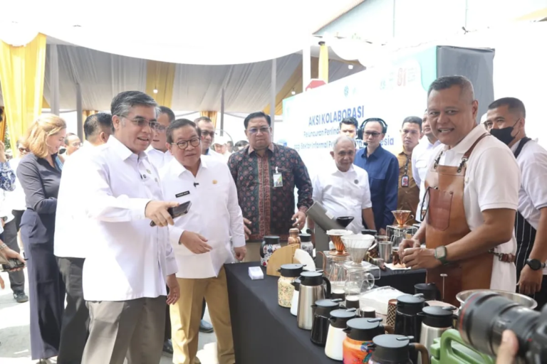 Menaker Yassierli: Pekerja Informal Sektor Persampahan Dapat Diskon Iuran JKK-JKM 50 Persen
