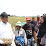Mentan Amran Tepati Janji, Dalam Hitungan Jam Bantuan Alsintan Tiba di Tangan Petani Karawang