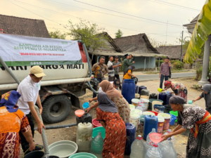 Peringati Hari Santri, BEM PTNU Salurkan 1 Juta Liter Air Bersih untuk Korban Karhutla dan kekeringan Ekstrem